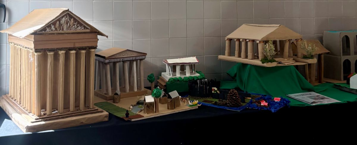 Alunos do Agrupamento recriam arte intemporal:  a arquitetura greco-romana!
